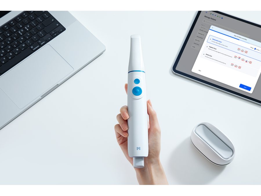 Medit i900M scanner in use with an iPad